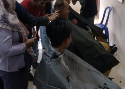 Pelatihan Potong Rambut KUB di Desa Sumingkir Sukses Digelar