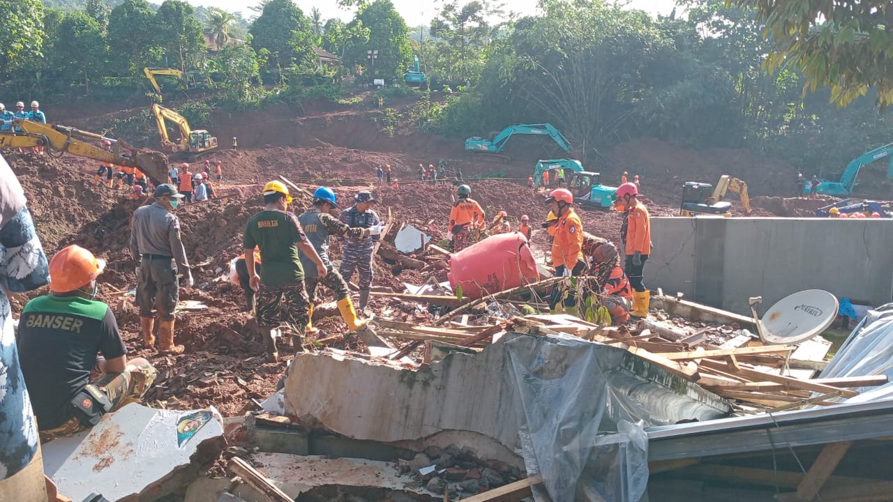 Bagana Satkorkel Desa Sumingkir Turun Menjadi Relawan Bencana Longsor di Desa Cibeunying, Majenang